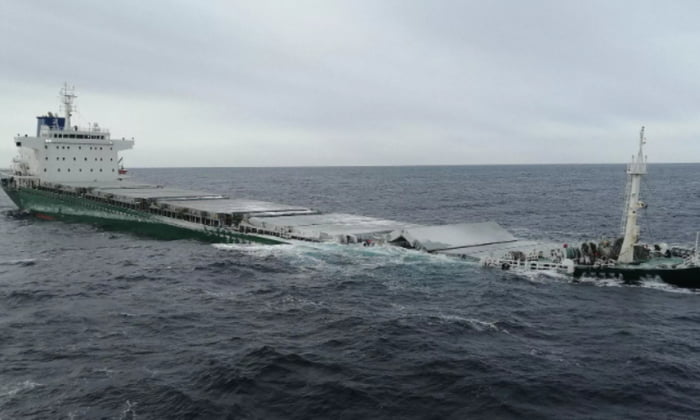 The Chinese cargo ship Yong Xing 56 sank in the Strait of Tartary off the coast of Sakhalin, the ship was carrying 29,000 tons of anonymous cargo. It was forbidden to reload the freight since content would become visible, pumps failed and it sank. Go