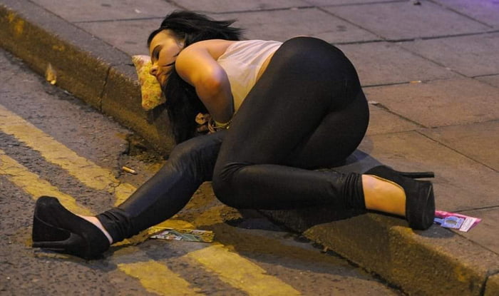 This drunk girl using a slice of pizza as a pillow is still one of the greatest drunk photos of all time.