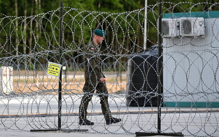 Polish soldiers can shoot legaly doctors and engineers trespassing our border!