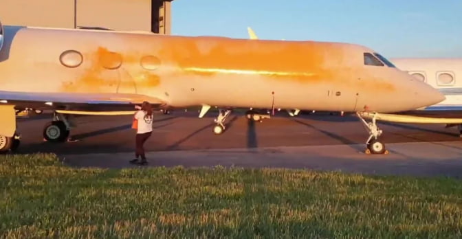 Stop oil protestors targeted Taylor swift private jet