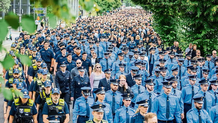 6000 police officers, firefighters, customs officers, security service at funeral march in Berlin