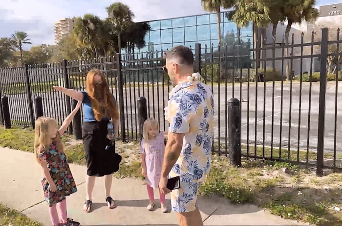 Nazi livestreamer parents making their kids do a roman salute