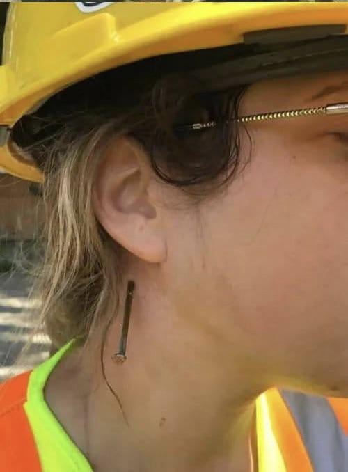 Ladies & Gentlemen, it is with great pleasure to inform you, that for the first time ever, I’ve nailed a girl at work!