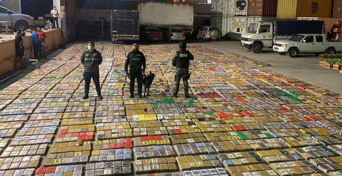 In Ecuador, they began to build buildings from cocaine. The cocaine is mixed with cement, sand and water and then placed in the foundation of a building in a method of disposal called encapsulation. It's four times faster than burning.