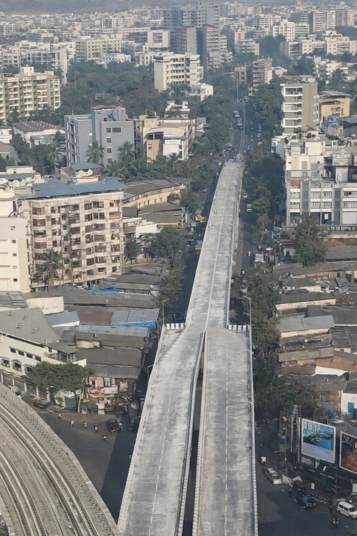 A newly constructed 4-lane bridge will suddenly change to 2-lane in Mumbai, India