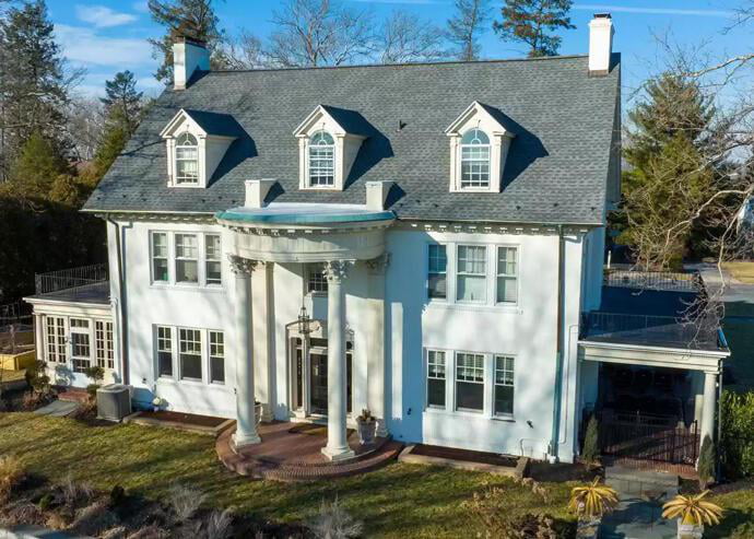 This is Taylor Swifts childhood home that she calls ”a small farmhouse, not a mansion”