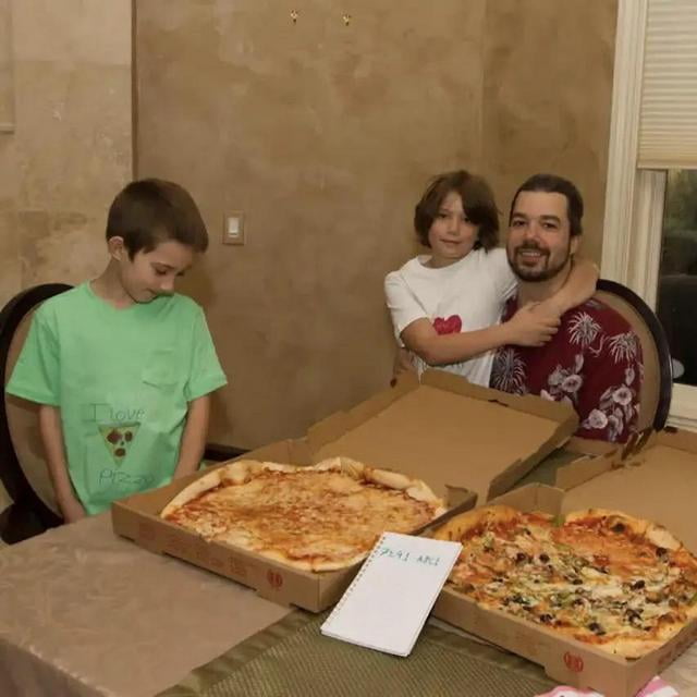 2010. László Hanyecz, a Hungarian-born Florida programmer, used 10,000 bitcoins to buy two pizzas, the first known real-world purchase with cryptocurrency.
