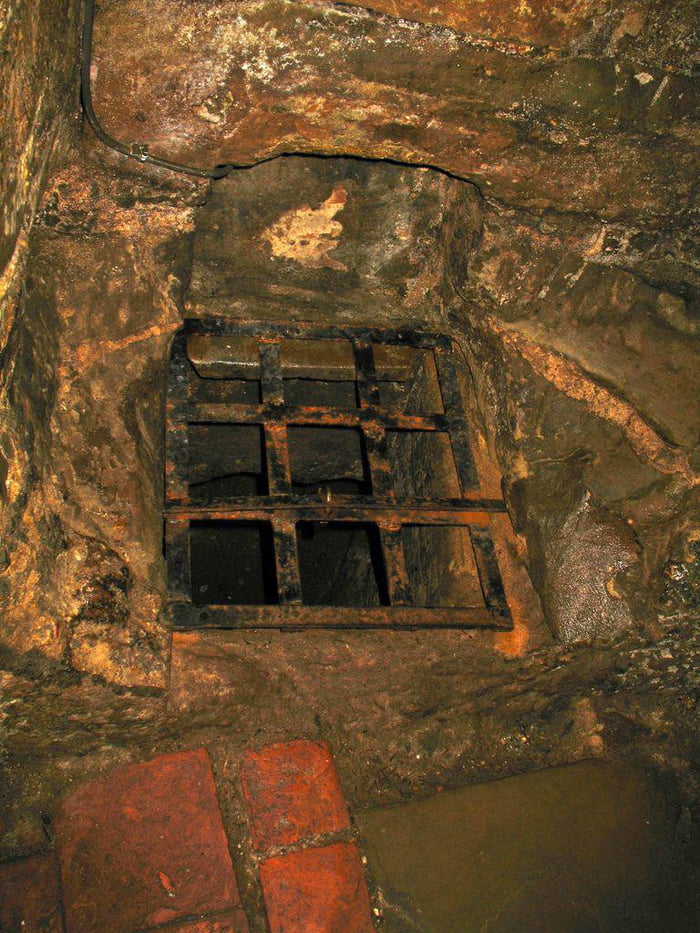 The lower dungeon of Warwick Castle. It’s an ‘oubliette’, where prisoners were dropped and forgotten about