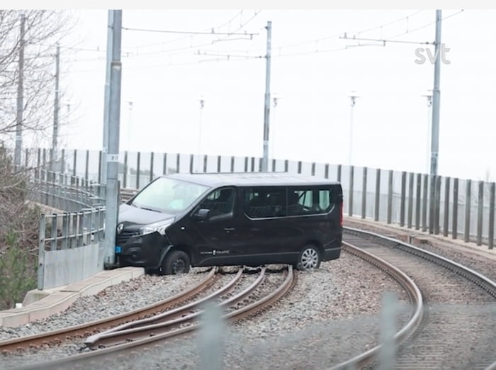 Ethiopian embassy managed to drive into train tracks in Stockholm. Abandoned it. Didn't say anything.