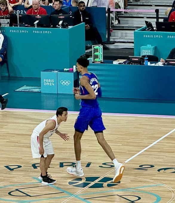 Japan was up on France 78 - 77 with two minutes left in the game at this moment. This is a real picture from the game.