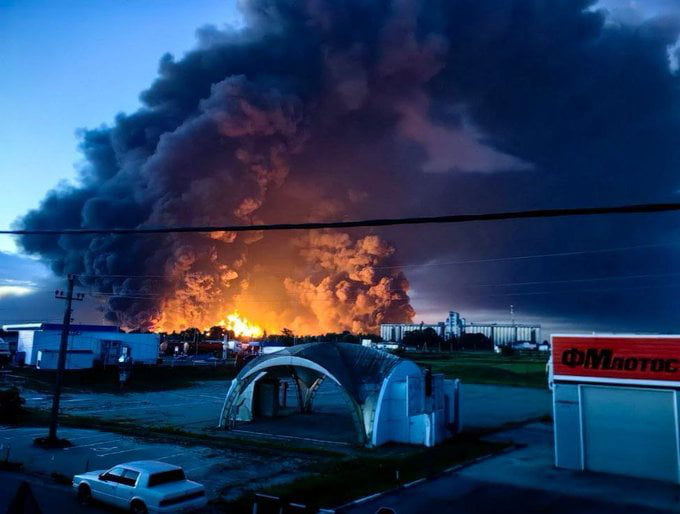Beautiful scenery in Russia tonihgt, as Ukraine hit two refineries throughout the night