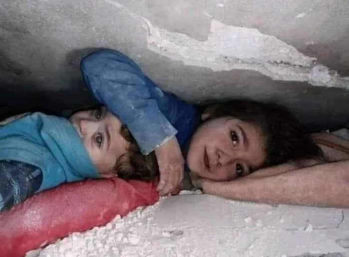She kept protecting her sister head for 17 hours until help was arrived