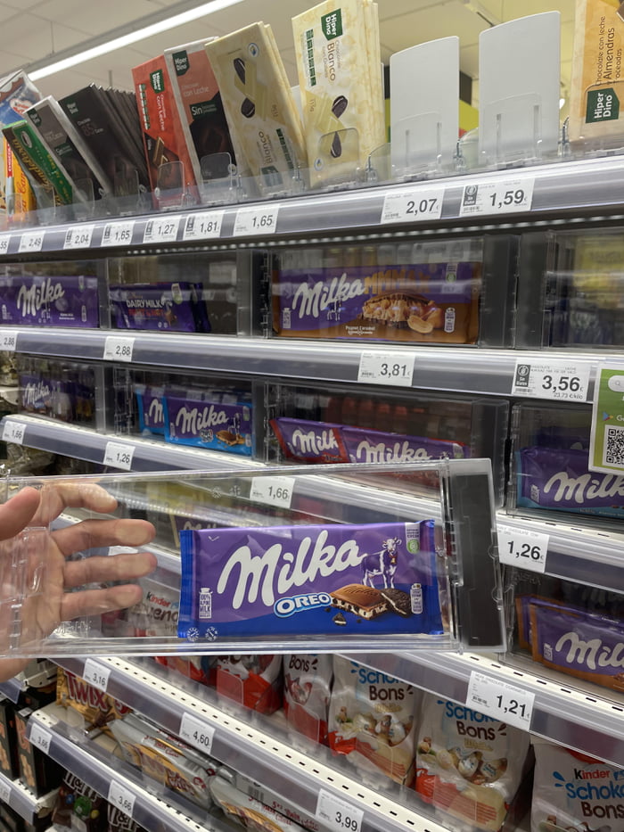 W(hy)tf is this shops Milka in an antitheft box? (Tenerife, Spain)