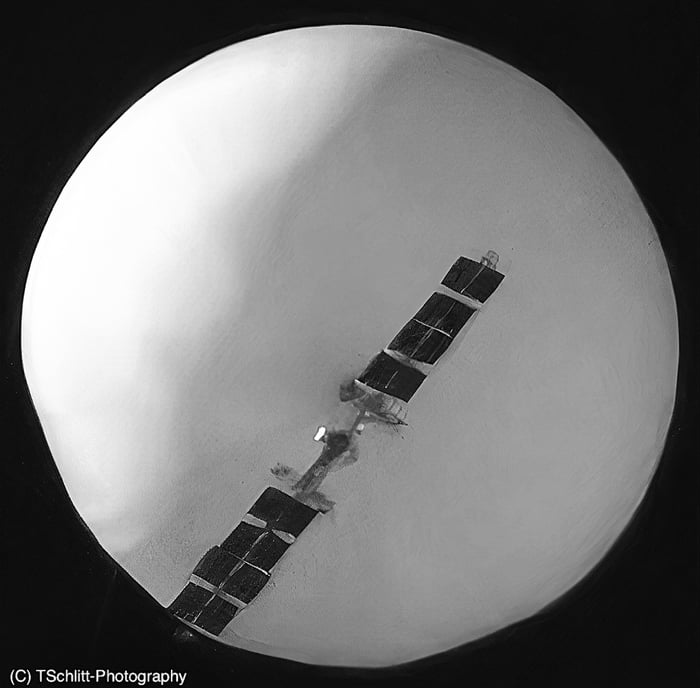 Clearest pic of the Chinese spy balloon currently above the US so far (source: Stormchaser TS). The device alone with the solar panels is about 50-60m in length.