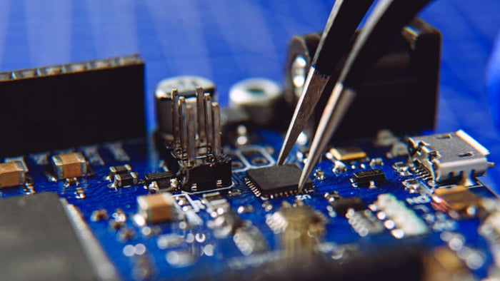 The EU wants to mobilize a total of €43 billion in public and private funds to make microships on own soil and become less reliant on Asian countries in the comming few years EU wants to produce 20% of worldwide microship production