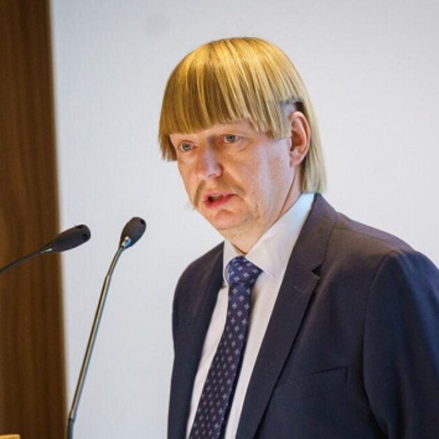Rain Epler, a member of the Estonian Parliament, doesn't go to a barber and cuts his own hair.
