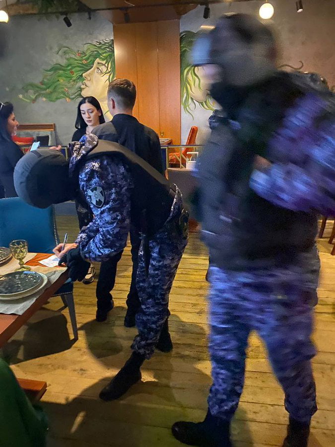Family arrested at a #Krasnodar restaurant "Na Drovoi" for having an anti-war conversation. Person overheard Olesya & Alexei Ovchinnikov's table conversation and called the police. Police arrested them at the restaurant and took away their 9-year-old