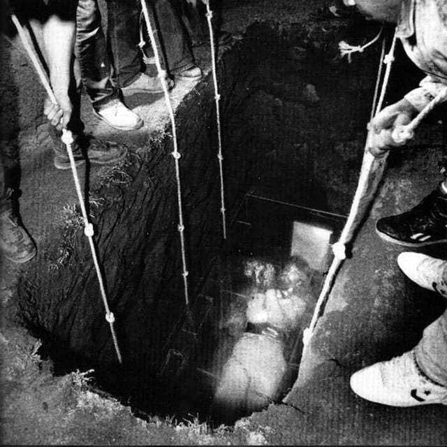 1990. American escape artist Joseph Burrus buried himself alive, following his role model Harry Houdini. The coffin, dug two meters deep, collapsed after 7 tons of concrete was poured over it.