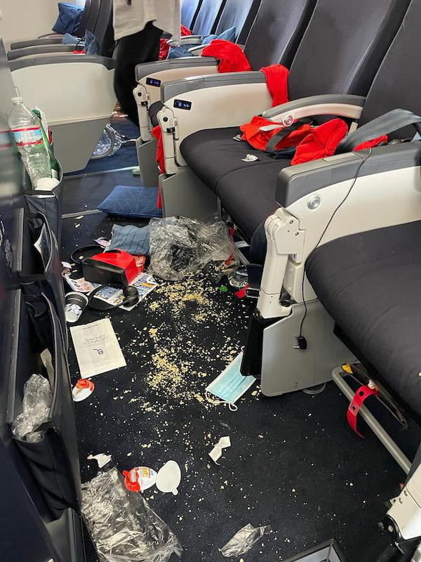 This is how one passenger on AirFrance (Paris to DR) left his area..unbelievable