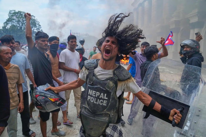 The presidential palace in Kathmandu, the capital of Nepal, was seized and set on fire by protesters against the ban on social media. The prime minister's wife died after being beaten. About 1,500 prisoners were released from prisons.