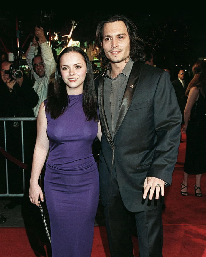 Johnny Depp with Christina Ricci at the Sleepy Hollow movie premiere (Hollywood, 1999)