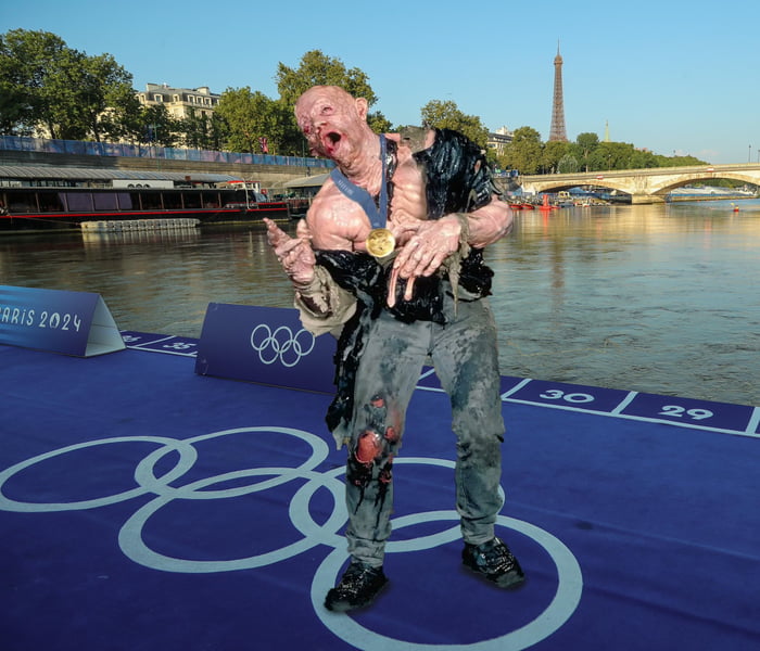 The winner of the Triathlon after swimming in the Seine.