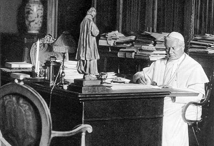 10.05.1904 Pope Pius X signs a treaty where humans agree not to create disinfectants killing more than 99.9% of bacteria. In return, the bacteria guarantee waiting for 5s before infecting food on the floor. No electron microscope yet, so no picture o