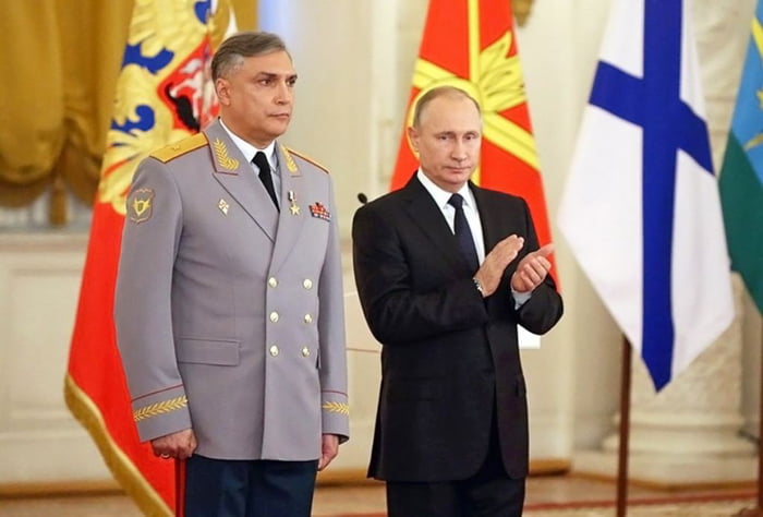 The hero of the Russian Federation, the deputy commander-in-chief of the ground forces Aleksandr Matovnikov showed up his striptease skills (video in comments). 2nd best army in Thai clubs!