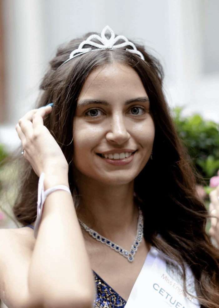 Melisa Raouf, a finalist in Miss England, became the first Miss England participant to not wear makeup during the pageant in 94 years of its history.