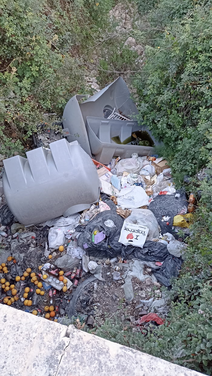 Serious question for the Sicilians: Why do you do that everywhere on the island?