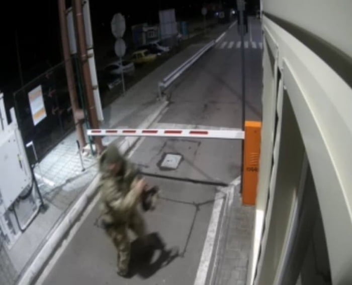 Exactly 1y ago around this time of day, moment of Ukraine boarder guard initially sighting first wave of Russian armored troop invasion