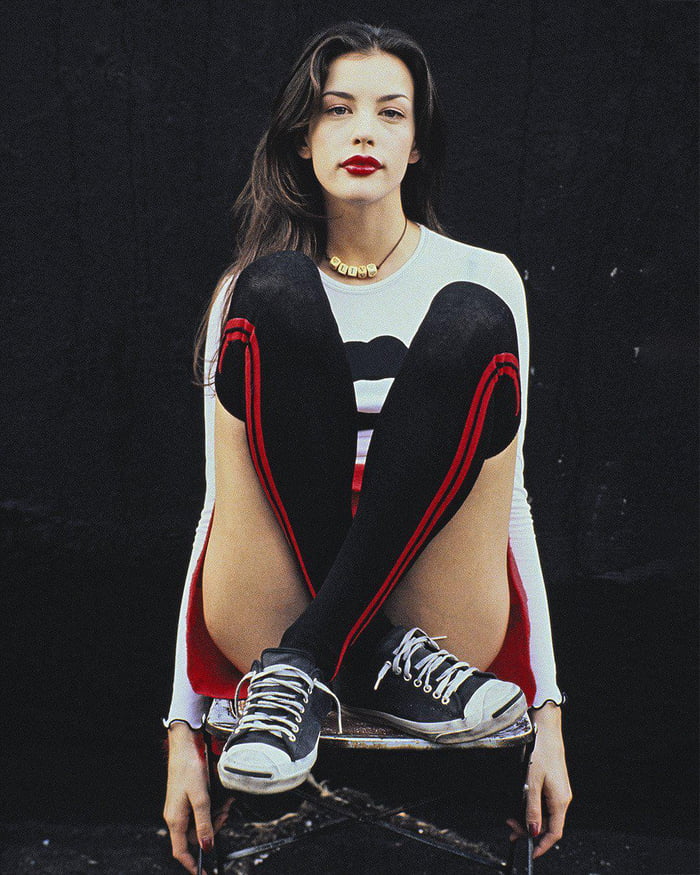 Liv tyler rocking the 90s aesthetic