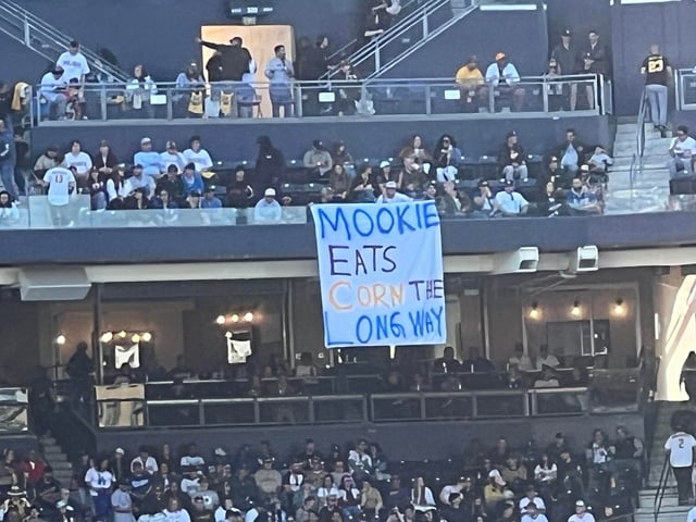 Sign made by Padres fan for Dodgers' Mookie Betts lmao